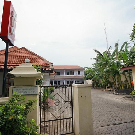Oyo 2003 Female Guest House Probolinggo Exterior foto
