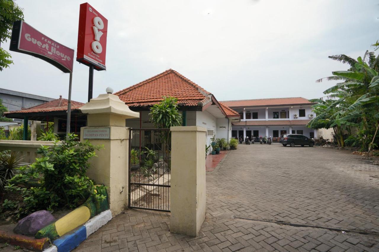 Oyo 2003 Female Guest House Probolinggo Exterior foto