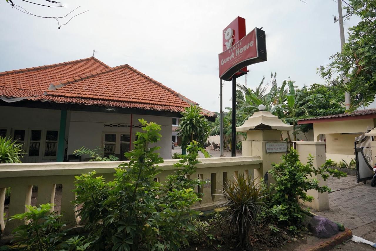 Oyo 2003 Female Guest House Probolinggo Exterior foto