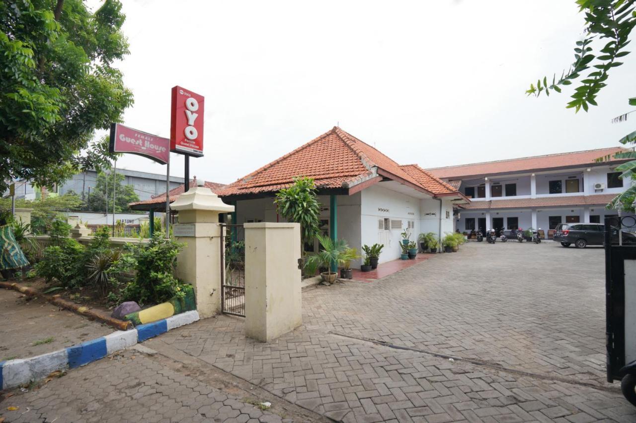Oyo 2003 Female Guest House Probolinggo Exterior foto