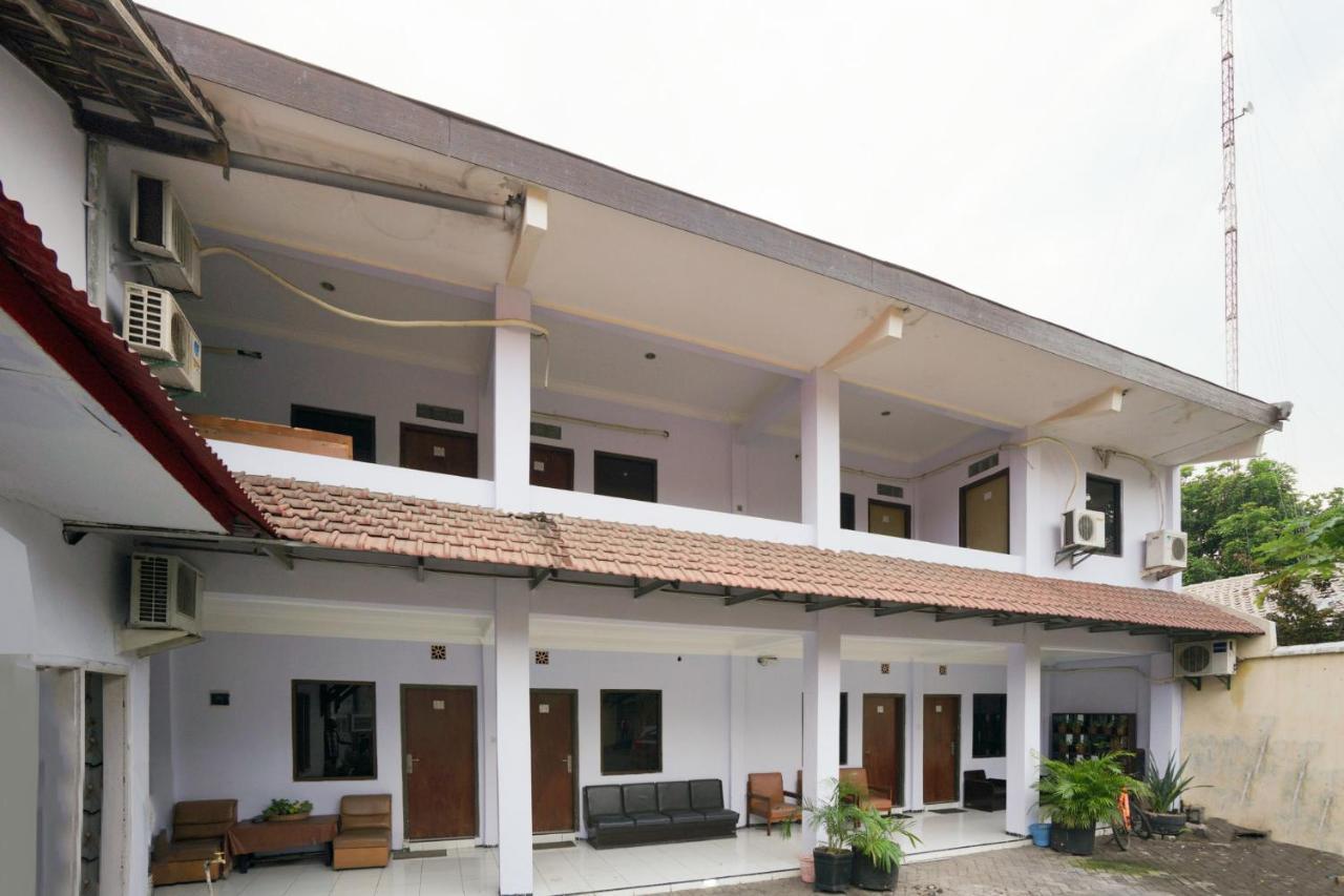 Oyo 2003 Female Guest House Probolinggo Exterior foto