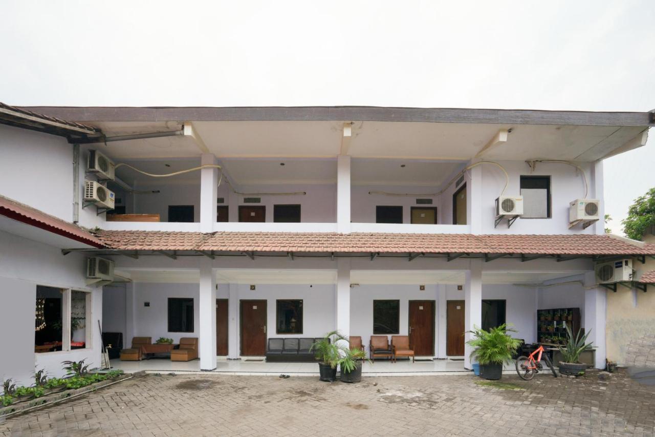 Oyo 2003 Female Guest House Probolinggo Exterior foto