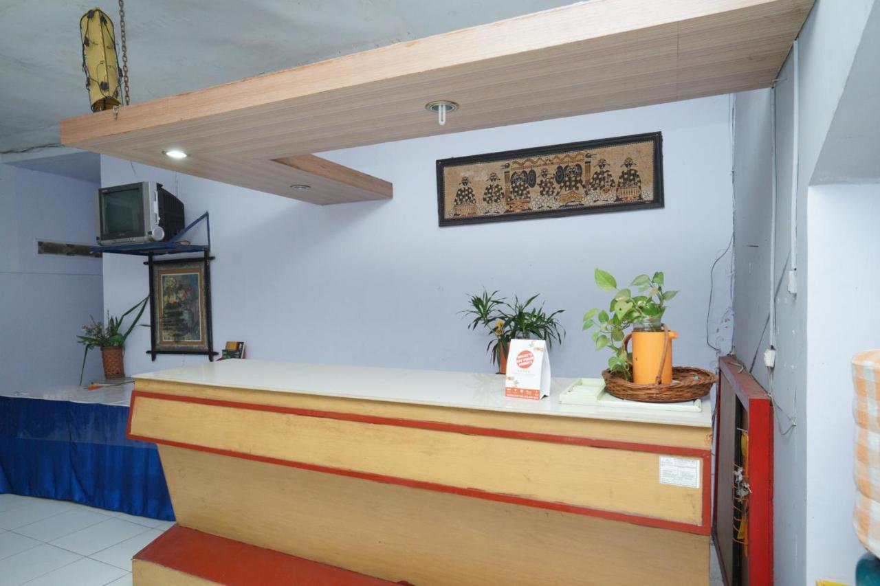 Oyo 2003 Female Guest House Probolinggo Exterior foto