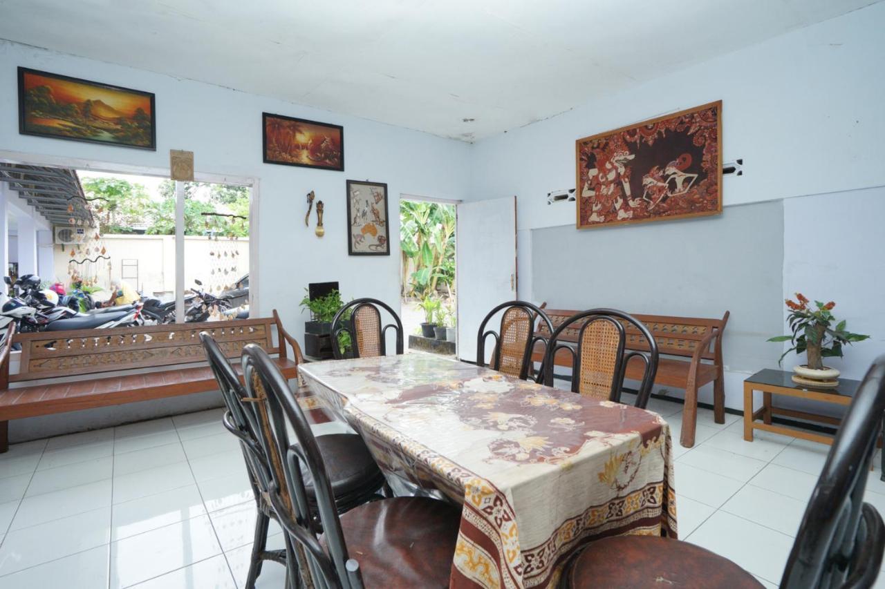 Oyo 2003 Female Guest House Probolinggo Exterior foto
