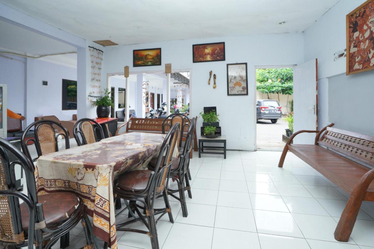 Oyo 2003 Female Guest House Probolinggo Exterior foto