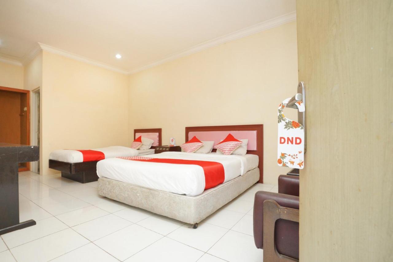 Oyo 2003 Female Guest House Probolinggo Exterior foto